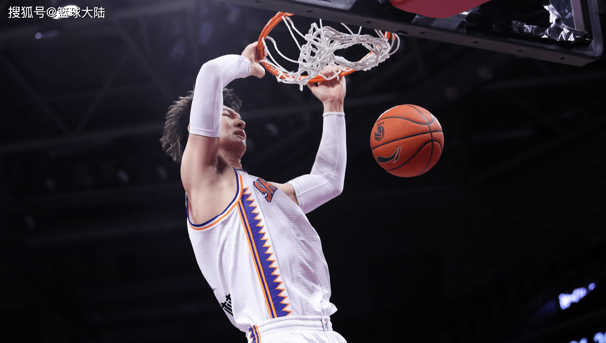 转折点山东男篮更衣室发声，社区盾赛前攻防权衡，球迷炸锅，团队化学反应显著的简单介绍